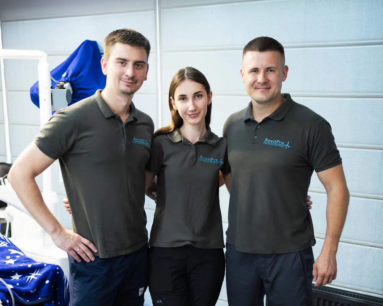 Фахівці команди AnestPro у фірмовій формі в стоматологічному кабінеті