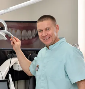 Олександр Пархоменко, головний лікар клініки CheeseDental, у стоматологічному кабінеті